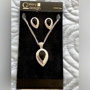Gallery Design NWT. Ladies silver tone necklace and earrings set.